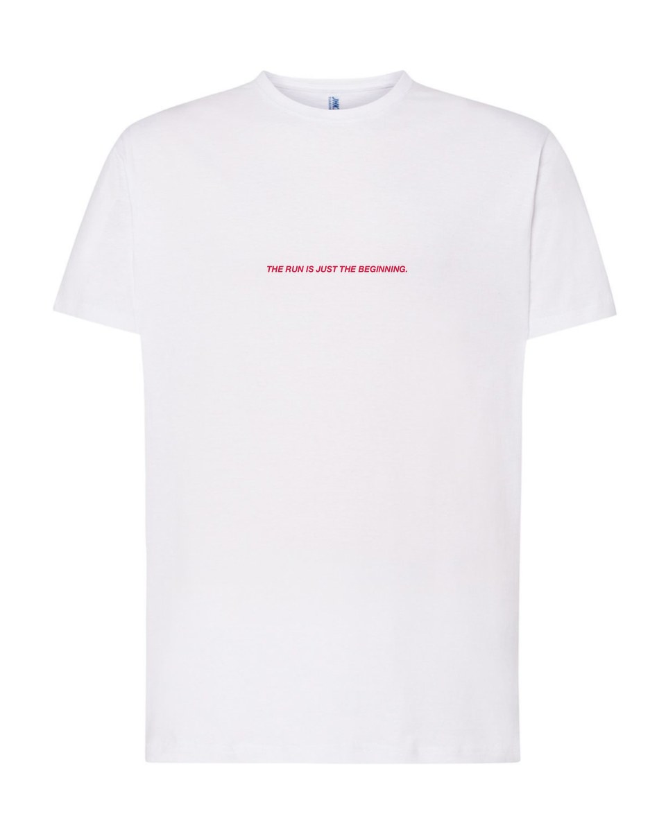 Camiseta blanca, delante: The run is just the beginning.